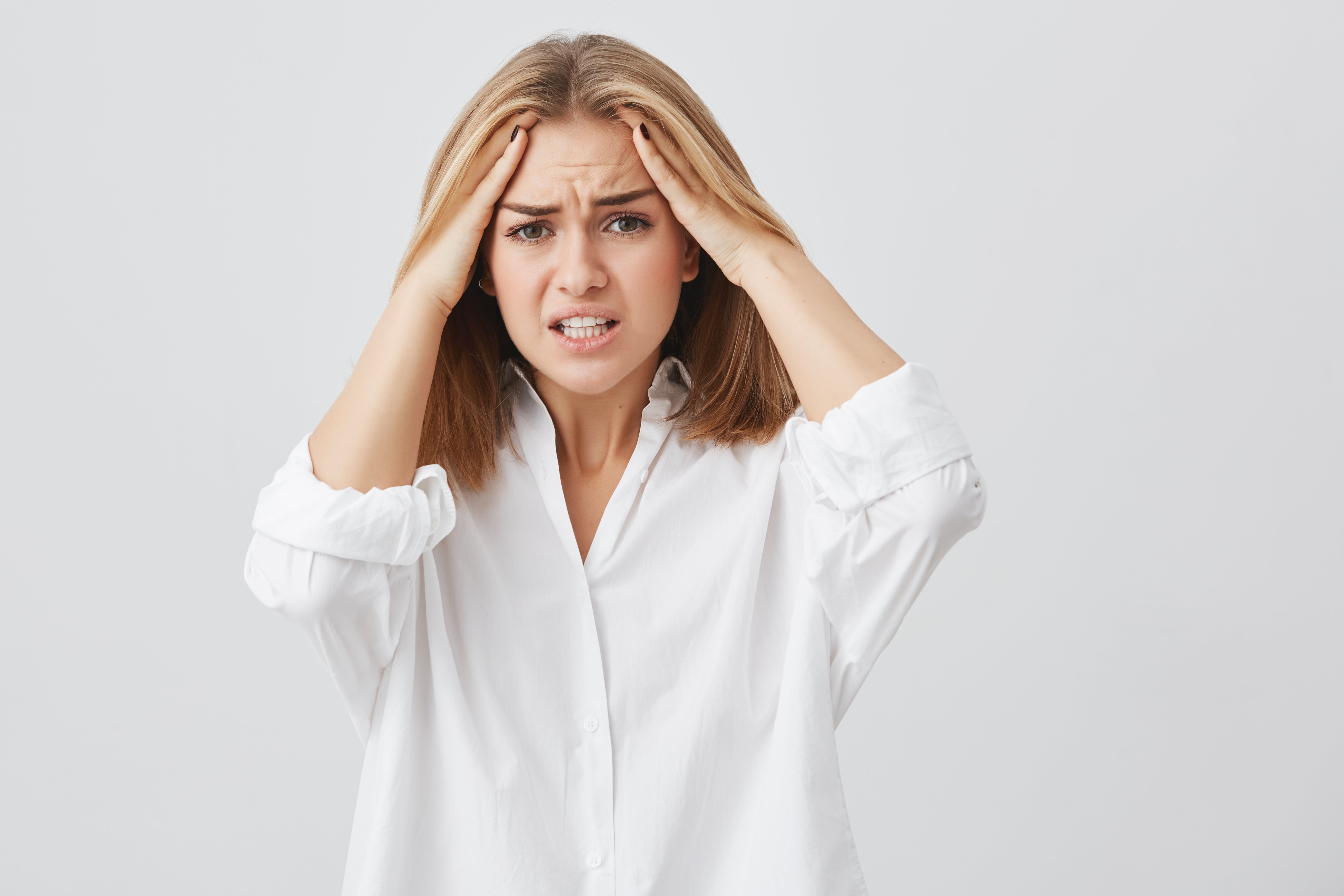 femme se tenant la tête à cause d'une migraine liée au stress