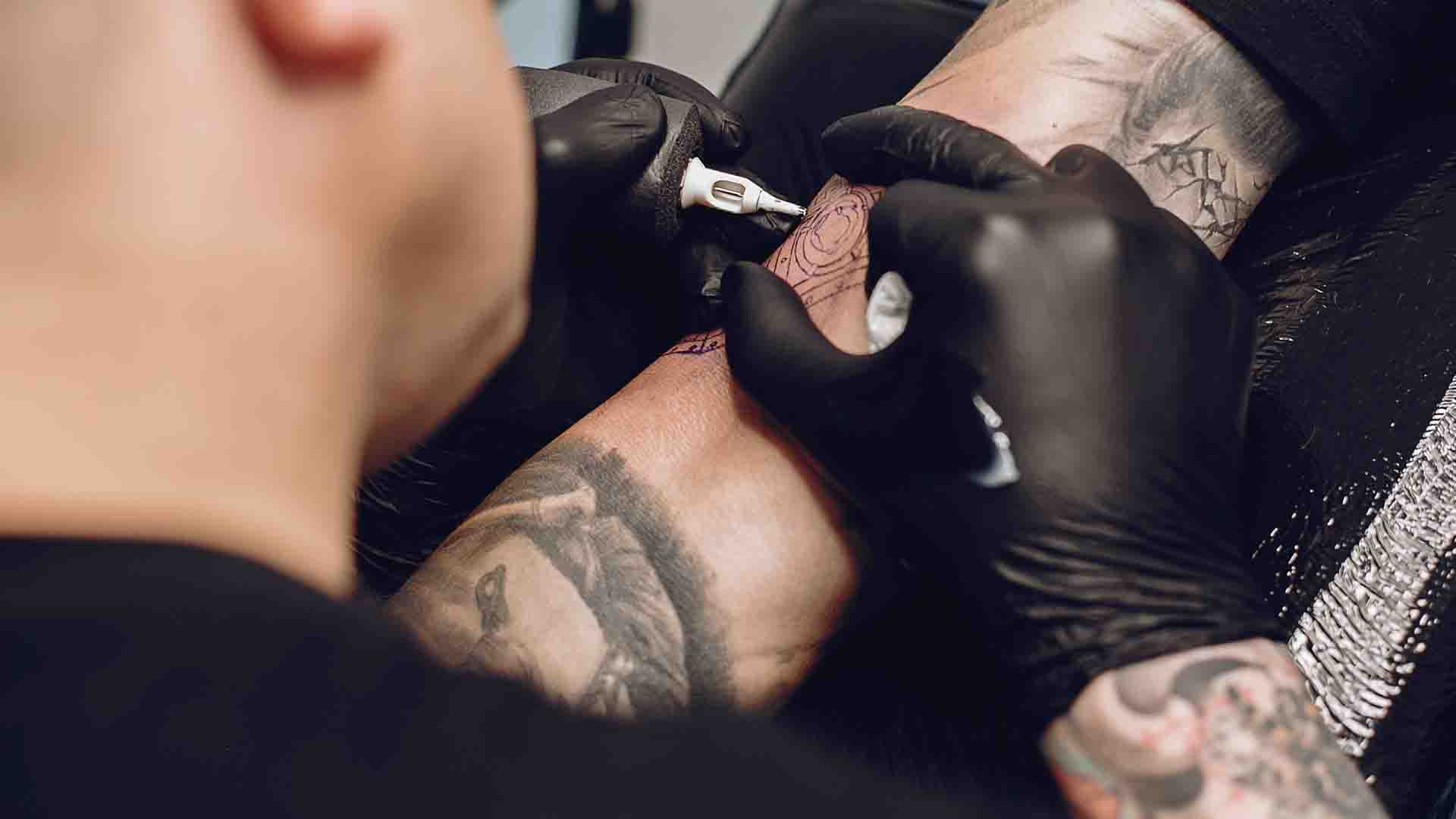 L'hépatite B peut s'attraper lors d'un tatouage dans des conditions d'hygiène douteuses