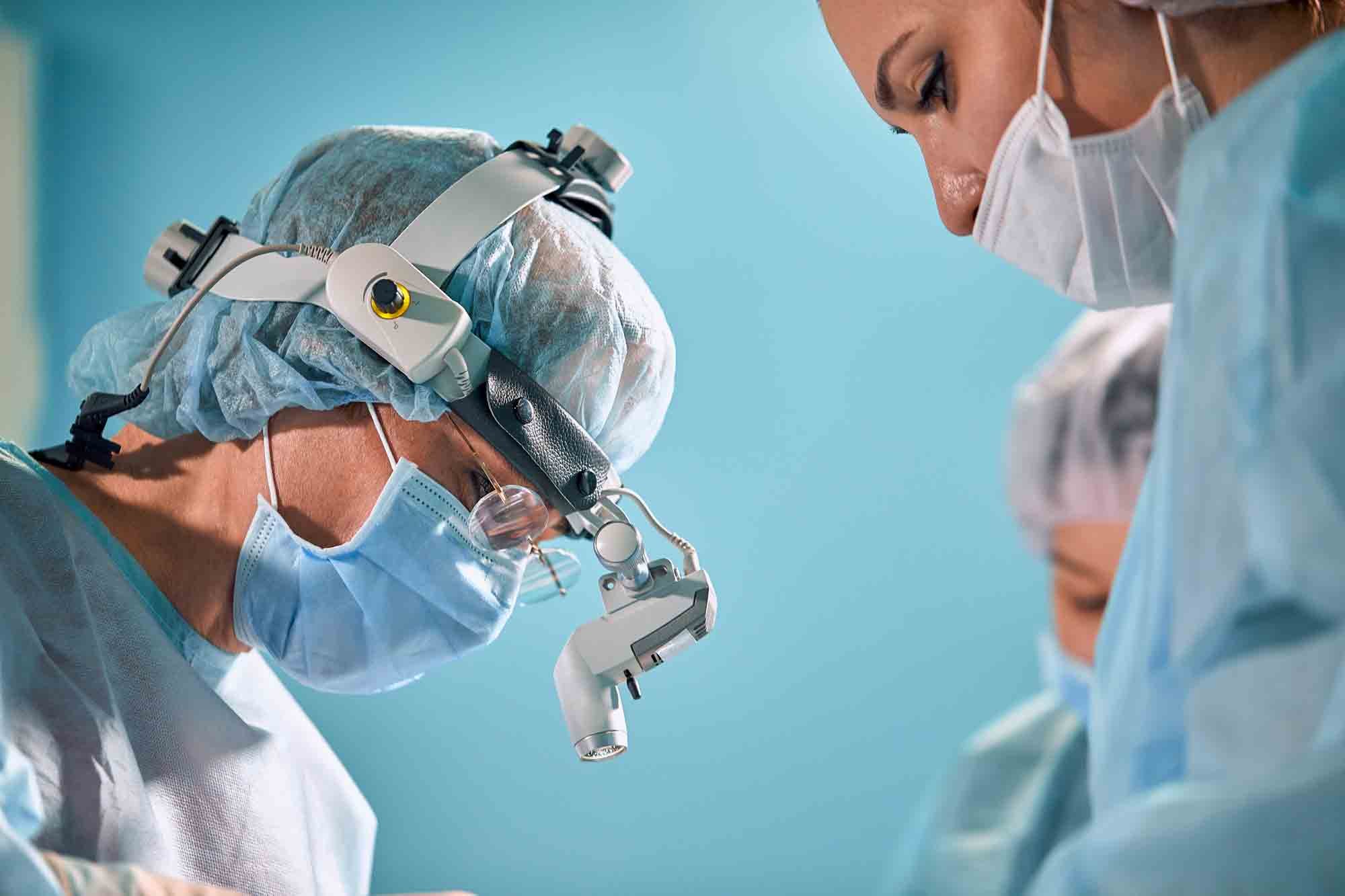 Le seul traitement de la hernie inguinale est une opération chirurgicale