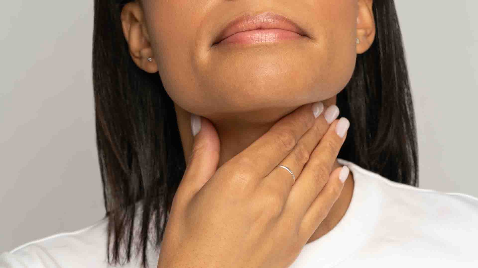 douleurs de la gorge : symptômes de la laryngite 