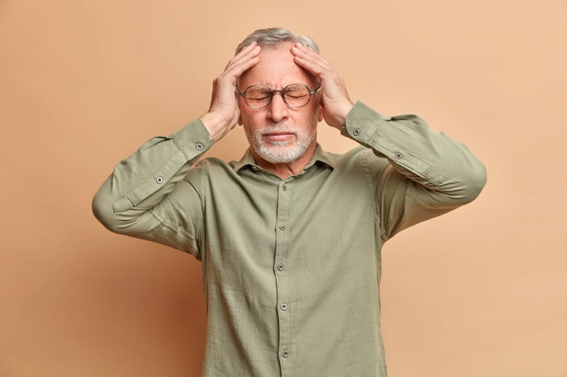 Les maux de tête peuvent être un symptôme de la covid