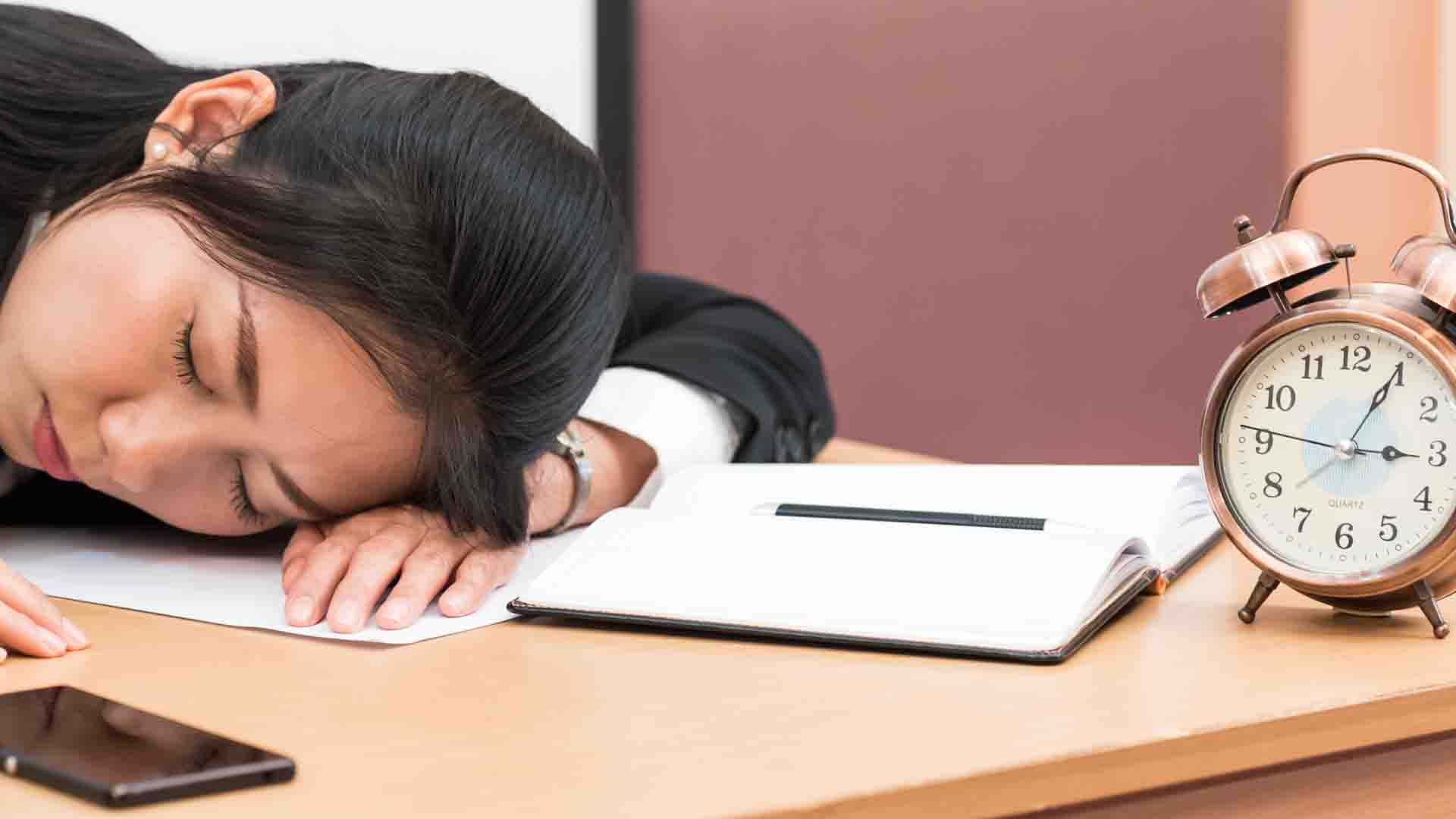 Un des symptômes de la narcolepsie est la somnolence