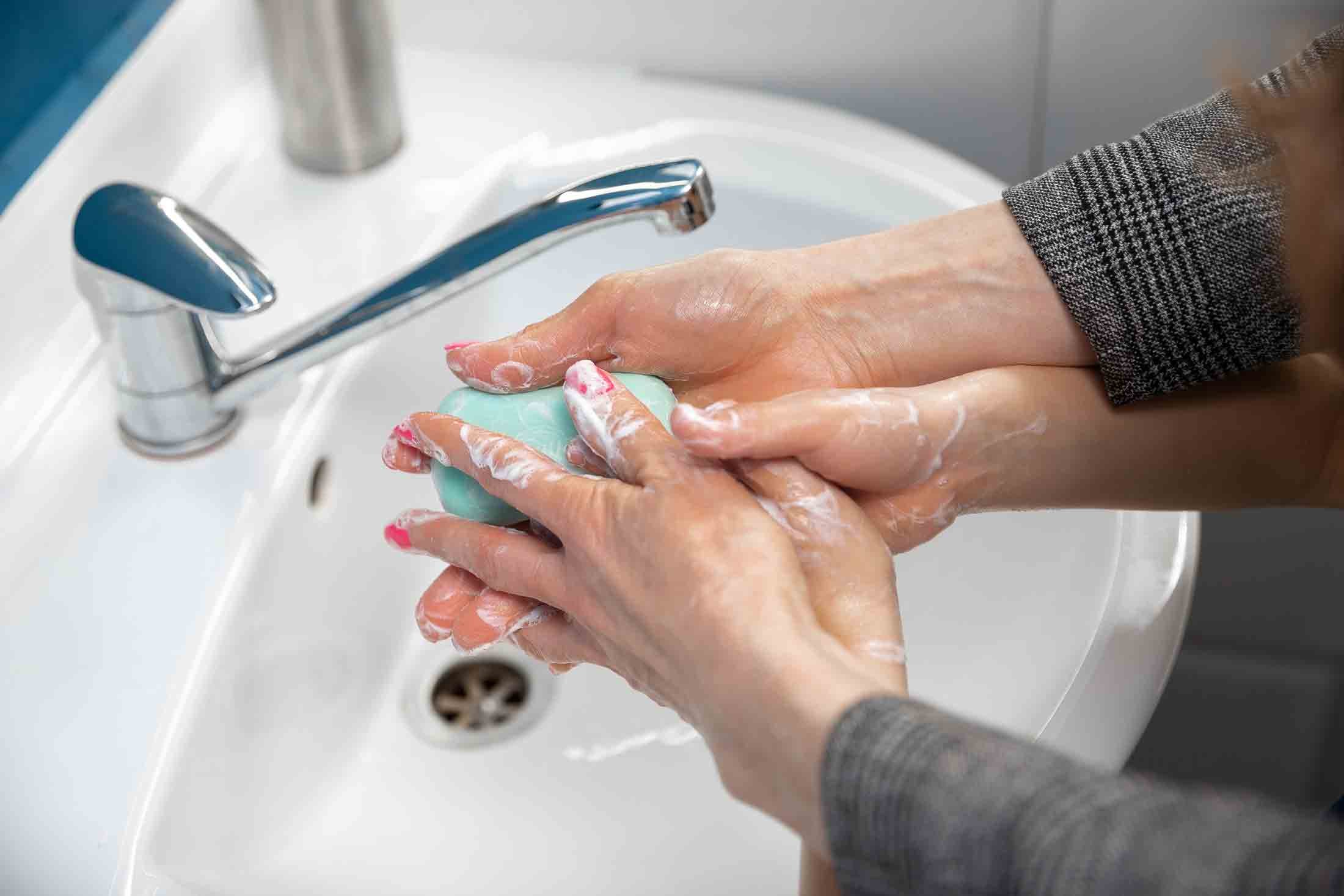 Un moyen de prévention des oreillons est un lavage des mains régulier