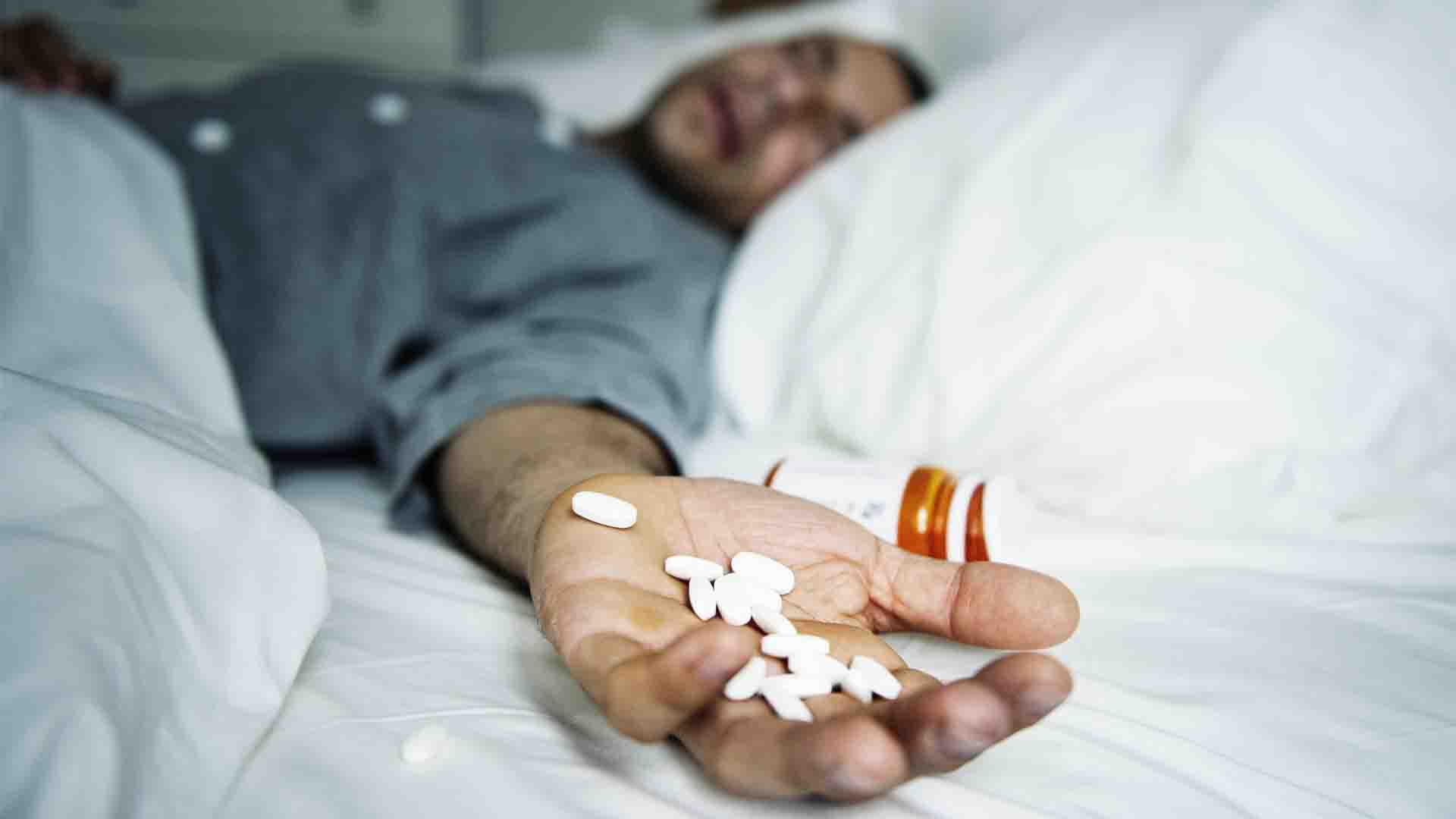 homme faisant une overdose médicamenteuse