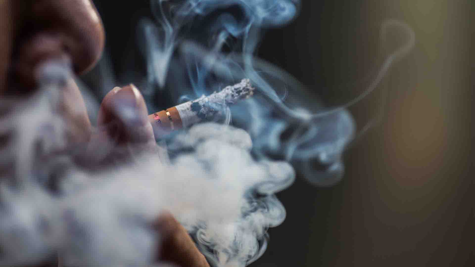 personne fumant une cigarette, risque de cancer du poumon lié à la fumée de cigarette2