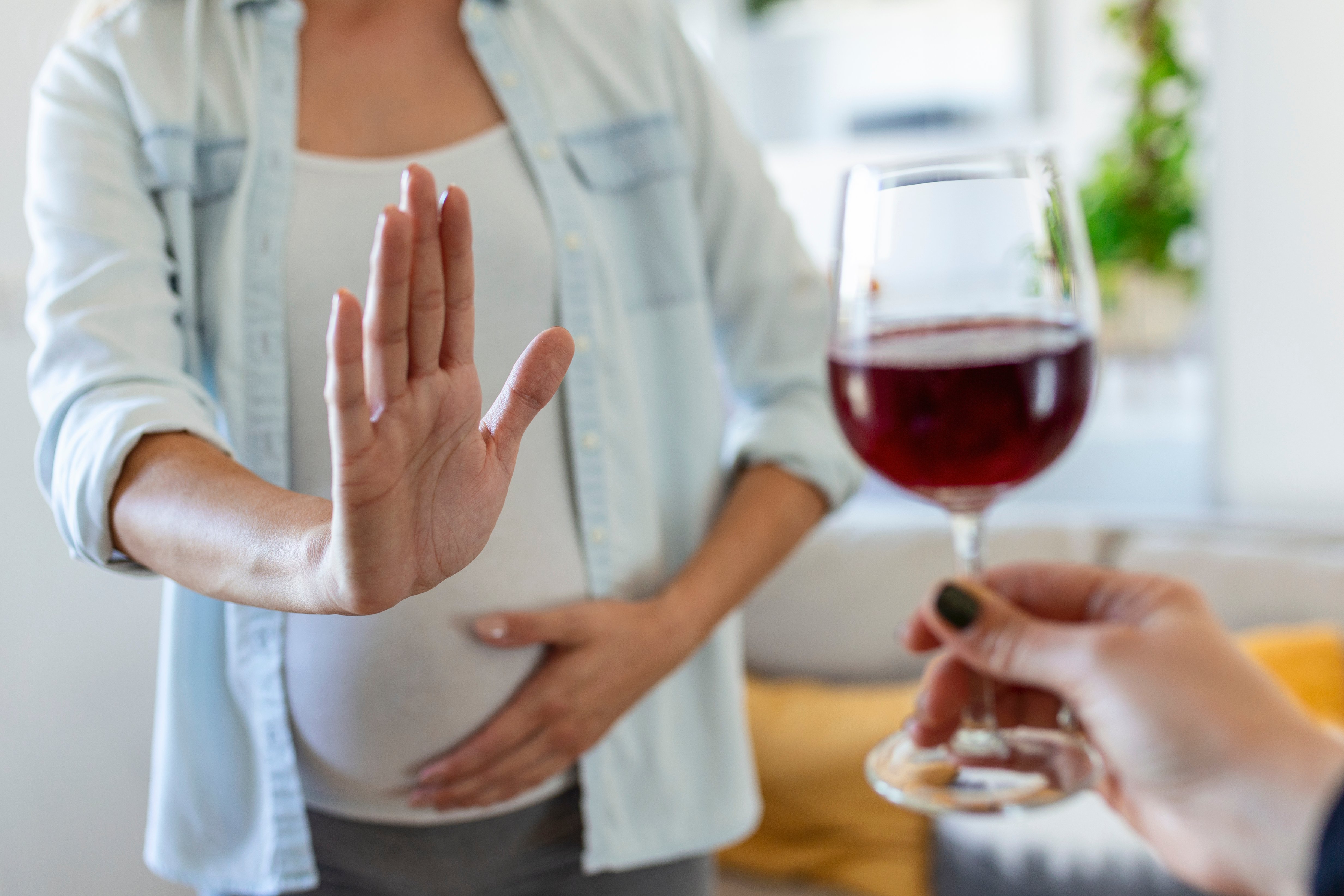 Femme enceinte refusant un verre d'alcool, syndrome d'alcoolisation fœtale