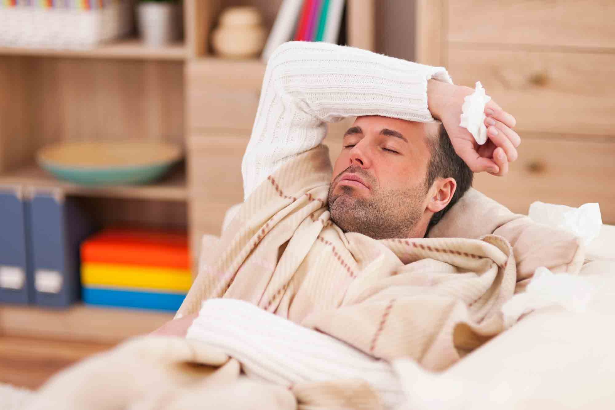Les symptômes du rhume sont la fatigue et l'écoulement nasal