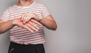 femme souffrant d'une douleur sur la main 