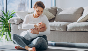 Jeune femme qui allaite son enfant 