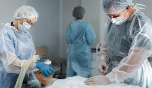 L’anesthésiste-réanimateur est le médecin chargé des anesthésies lors des opérations chirurgicales.