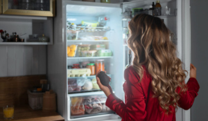 Conserver les aliments au frigo permet de prolonger leur durée de vie.