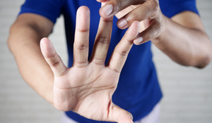 Pour lutter contre le syndrome de Raynaud, il est possible de masser ses doigts