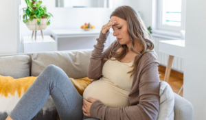 La dépression durant la grossesse peut être déclenchée par divers facteurs.