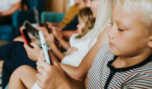 L'utilisation excessive des écrans peut présenter des risques pour la santé et le développement des enfants.