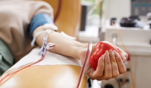 Femme se faisant prélevé du sang car elle effectue un don du sang.