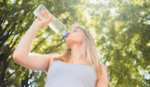 Marques d'eau en bouteille à éviter, alerte aux microplastiques