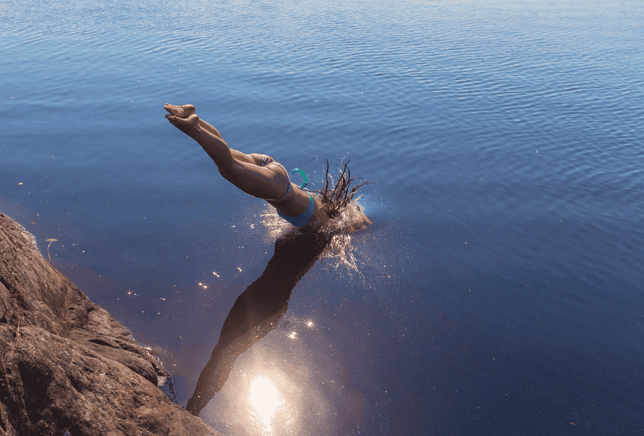 Femme subissant une hydrocution en plongeant dans l'eau froide.