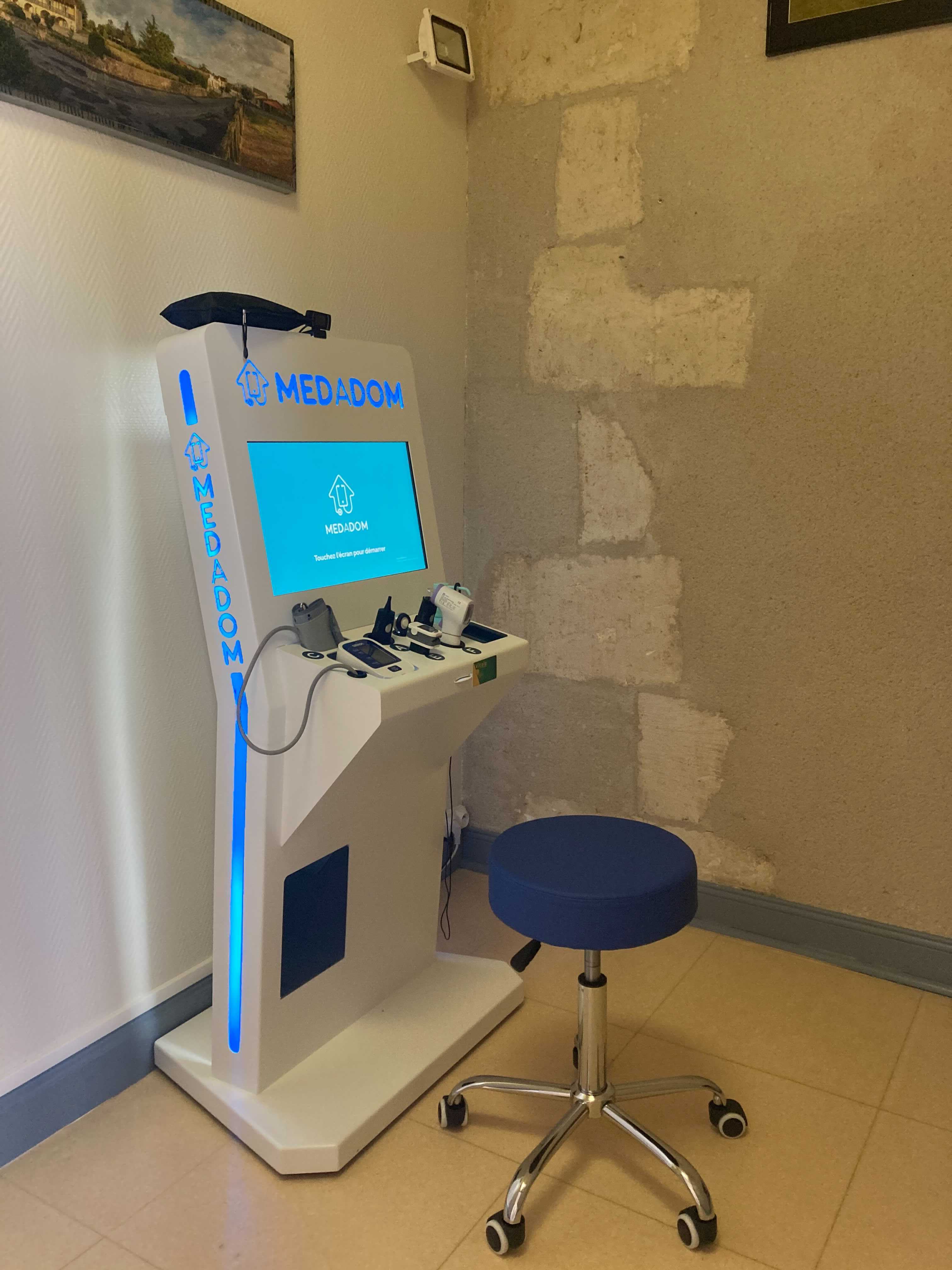 Une borne de téléconsultation MEDADOM à Saint-Front-de-Pradoux