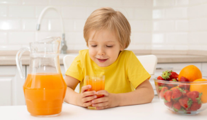 Les jus de fruits sont à limiter chez les jeunes enfants.