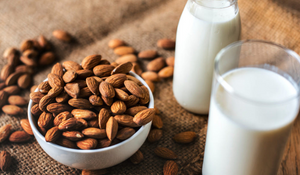 Lait végétal avec des amandes.