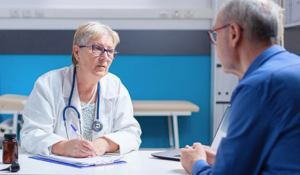 Médecin assis pour un meilleur ressenti côté patients hospitalisés