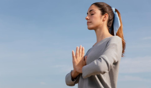 Femme pratiquant la méditation pour gérer le stress.