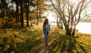 La marche en pleine nature est une pratique thérapeutique très accessible.