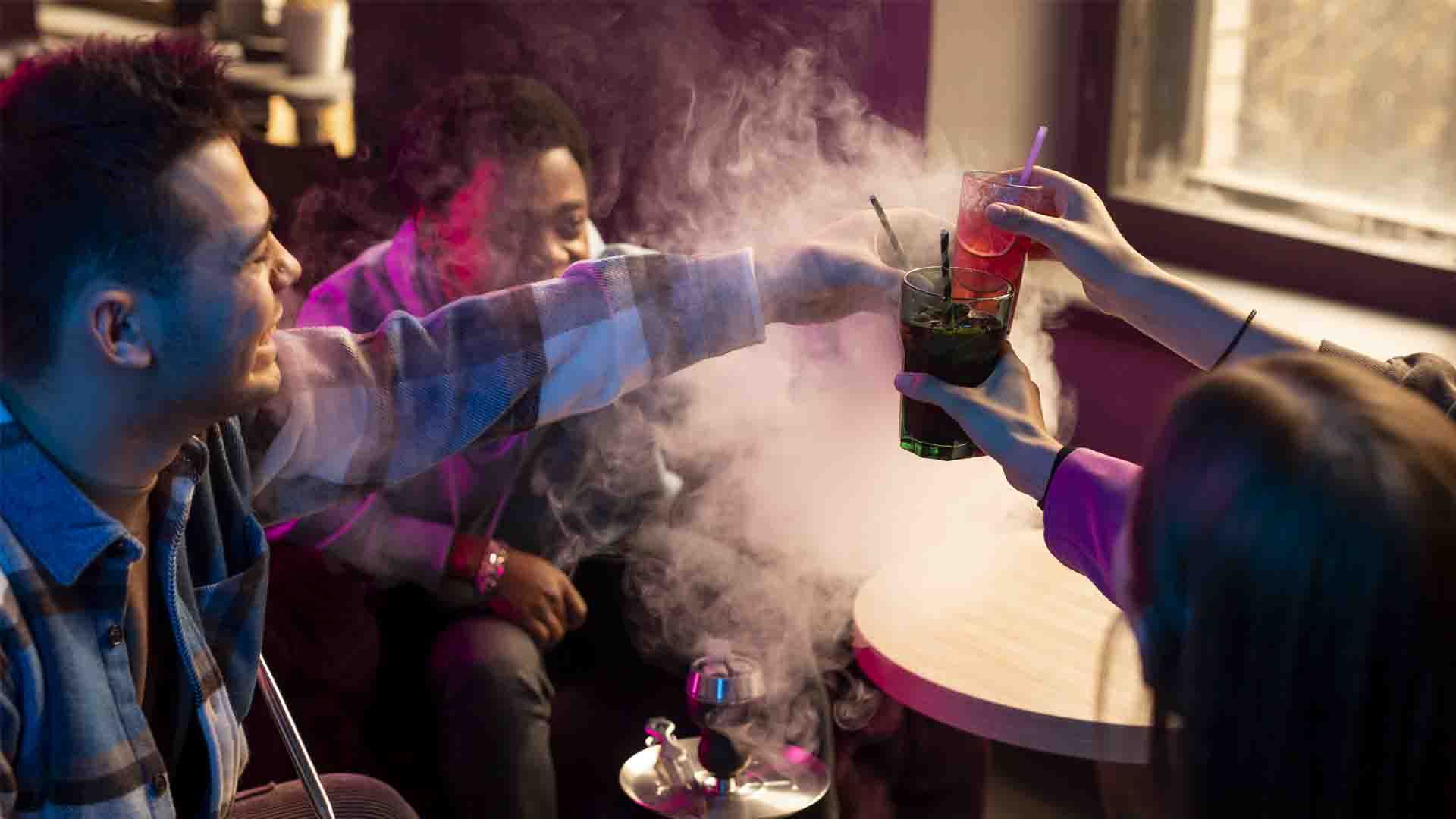 Groupe de jeunes partageant une chicha