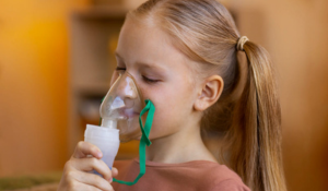 La pollution de l'air dans les écoles élémentaires serait responsable chaque année en France de dizaines de milliers de cas d'asthme.