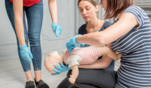 les gestes de premiers secours pour les jeunes enfants