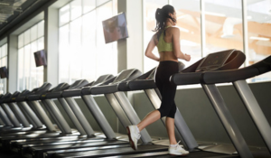 Femme motivée à aller à la salle de sport, n'étant pas en procrastination.