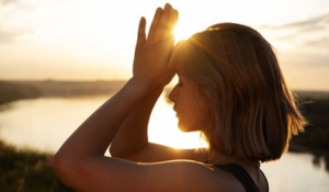 La psychologie positive, fondée sur les émotions positives, les forces et la résilience se marie très bien avec la connaissance de soi.