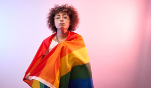 Femme homosexuelle portant le drapeau LGBT.