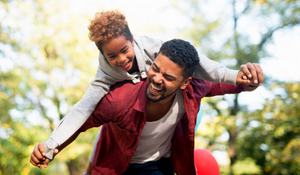 Bonheur d'un père et de sa fille heureux, joie partagée