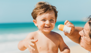Protéger les enfants du soleil : ce qu’il faut absolument savoir