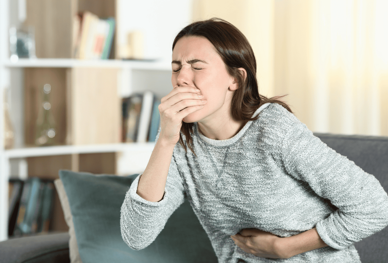 Femme qui va vomir de la bile