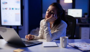 Femme épuisée souffrant de workaholisme au travail.