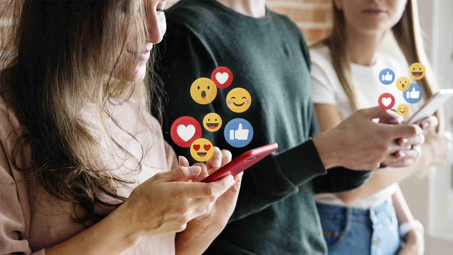 jeunes qui consultent réseaux sociaux 