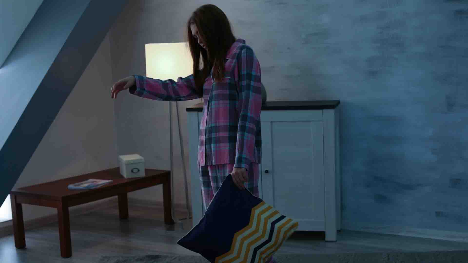 Femme somnambule durant son sommeil