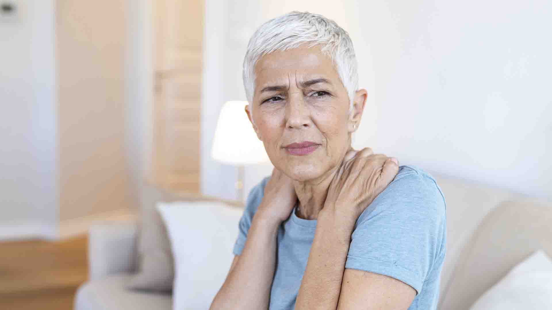 un symptômes de l’arthrose cervicale  une douleur au cou